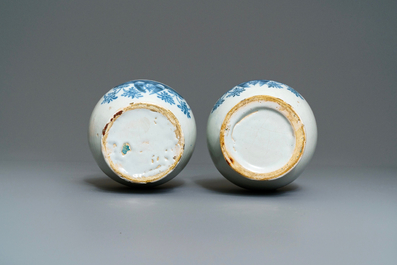 Een paar blauw-witte Delftse apothekersflessen, 18e eeuw